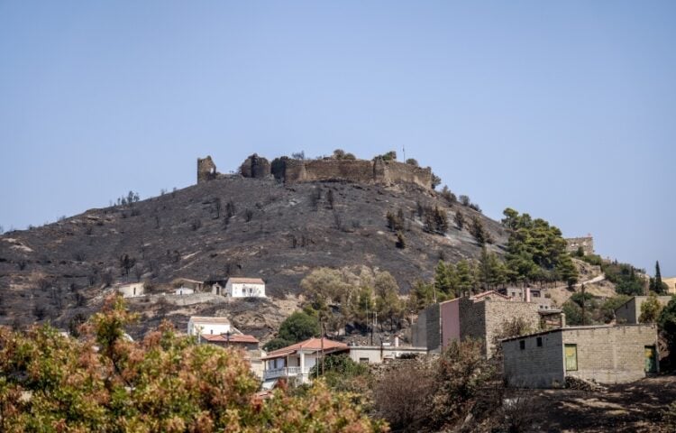 Το κάστρο και ο οικισμός της Βολισσού μετά την καταστροφική πυρκαγιά (φωτ.: EUROKINISSI/Κώστας Αναγνώστου)