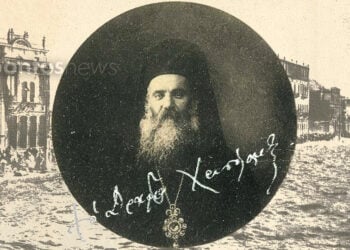 Ο Χρυσόστομος Καλαφάτης με φόντο τη φλεγόμενη Σμύρνη. Σε πρώτο πλάνο η αρχιερατική υπογραφή του ως μητροπολίτη Δράμας (εικ.: Χριστίνα Κωνσταντάκη)