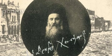 Ο Χρυσόστομος Καλαφάτης με φόντο τη φλεγόμενη Σμύρνη. Σε πρώτο πλάνο η αρχιερατική υπογραφή του ως μητροπολίτη Δράμας (εικ.: Χριστίνα Κωνσταντάκη)