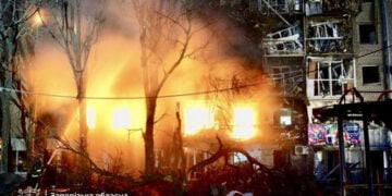 Φωτιά μετά από ρωσικό πλήγμα στη Ζαπορίζια (φωτ.: Περιφερειακή Στρατιωτική Διοίκηση Ζαπορίζια)