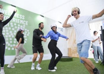 Επισκέπτες χορεύουν στη Silent Disco Powered by OΠΑΠ (φωτ.: ΟΠΑΠ)