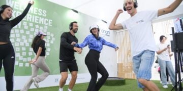 Επισκέπτες χορεύουν στη Silent Disco Powered by OΠΑΠ (φωτ.: ΟΠΑΠ)