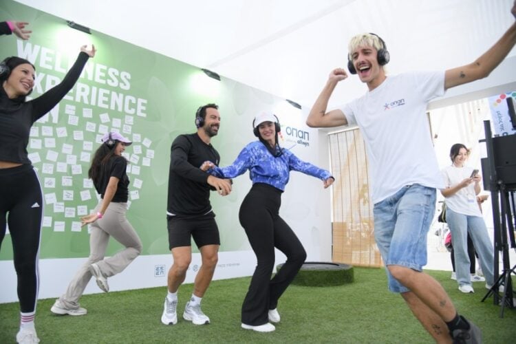 Επισκέπτες χορεύουν στη Silent Disco Powered by OΠΑΠ (φωτ.: ΟΠΑΠ)