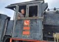 Ο συγγραφέας στο ιστορικό βαγόνι μεταφοράς των προγόνων μας που εκτίθεται στον σιδηροδρομικό σταθμό του Καρς, τον Ιούλιο του 2024 (φωτ.: Ανδρέας Αθανασιάδης)