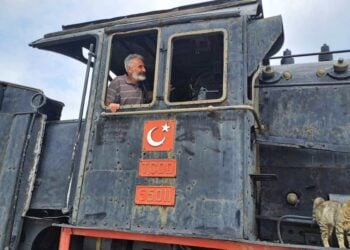 Ο συγγραφέας στο ιστορικό βαγόνι μεταφοράς των προγόνων μας που εκτίθεται στον σιδηροδρομικό σταθμό του Καρς, τον Ιούλιο του 2024 (φωτ.: Ανδρέας Αθανασιάδης)