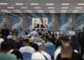 Μαζικά εγκαταλείπουν οι Παλαιστίνιοι περιοχές των παλαιστινιακών εδαφών, ενώ συνεχίζεται το σφυροκόπημα από το Ισραήλ. Εικόνα από την αίθουσα αναμονής στον τερματικό σταθμό, στα σύνορα μεταξύ Δυτικής Όχθης και Ιορδανίας, υπό το βλέμμα των Γιασέρ Αραφάτ και Μαχμούντ Αμπάς (φωτ.: EPA/ ALAA BADARNEH)