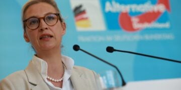 Η συμπρόεδρος του κόμματος και της παράταξης «Εναλλακτική για τη Γερμανία» (AfD), Άλις Βάιντελ, κατά τη διάρκεια συνέντευξης Τύπου της παράταξης στο Γερμανικό Κοινοβούλιο στο Βερολίνο (φωτ.: EPA/Clemens Bilan)