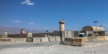 Γενική άποψη της αμερικανικής αεροπορικής βάσης Μπαγκράμ, περίπου 50 χιλιόμετρα βορείως της πρωτεύουσας του Αφγανιστάν (φωτ.: EPA / Hedayatullah Amid)