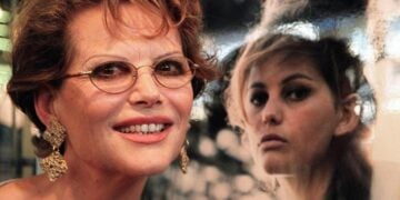 Η Κλαούντια Καρντινάλε, στις 2 Ιουλίου 1998, στις Κάννες μπροστά από πορτρέτο της (φωτ. αρχείου: EPA PHOTO/AFP PHOTO/VANINA LUCCHESI/STF/vl/ac)
