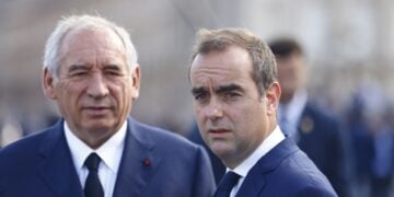 Από αριστερά, ο παραιτηθείς πρωθυπουργός Φρανσουά Μπαϊρού και ο νέος πρωθυπουργός Σεμπαστιάν Λεκορνί (φωτ.: EPA/Mohammed Badra)