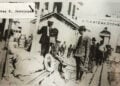 Ο Έισα Τζένινγκς στη Μυτιλήνη, όπου περισσότεροι από 100.000 πρόσφυγες μεταφέρθηκαν από τη Σμύρνη (φωτ.: Αρχείο Ρότζερ Τζένινγκς, πηγή: «Η μεγάλη φωτιά»)