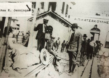 Ο Έισα Τζένινγκς στη Μυτιλήνη, όπου περισσότεροι από 100.000 πρόσφυγες μεταφέρθηκαν από τη Σμύρνη (φωτ.: Αρχείο Ρότζερ Τζένινγκς, πηγή: «Η μεγάλη φωτιά»)