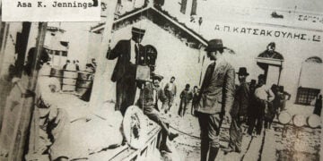 Ο Έισα Τζένινγκς στη Μυτιλήνη, όπου περισσότεροι από 100.000 πρόσφυγες μεταφέρθηκαν από τη Σμύρνη (φωτ.: Αρχείο Ρότζερ Τζένινγκς, πηγή: «Η μεγάλη φωτιά»)