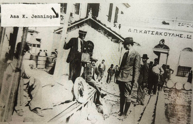 Ο Έισα Τζένινγκς στη Μυτιλήνη, όπου περισσότεροι από 100.000 πρόσφυγες μεταφέρθηκαν από τη Σμύρνη (φωτ.: Αρχείο Ρότζερ Τζένινγκς, πηγή: «Η μεγάλη φωτιά»)