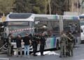 Ισραηλινοί αστυνομικοί στο σημείο της Ιερουσαλήμ όπου μέλη της Χαμάς επιτέθηκαν σκοτώνοντας έξι άτομα (φωτ.: EPA/Abir Sultan)