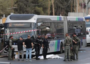 Ισραηλινοί αστυνομικοί στο σημείο της Ιερουσαλήμ όπου μέλη της Χαμάς επιτέθηκαν σκοτώνοντας έξι άτομα (φωτ.: EPA/Abir Sultan)