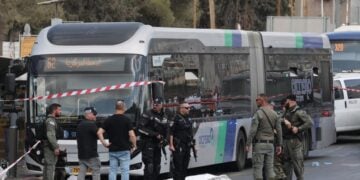 Ισραηλινοί αστυνομικοί στο σημείο της Ιερουσαλήμ όπου μέλη της Χαμάς επιτέθηκαν σκοτώνοντας έξι άτομα (φωτ.: EPA/Abir Sultan)