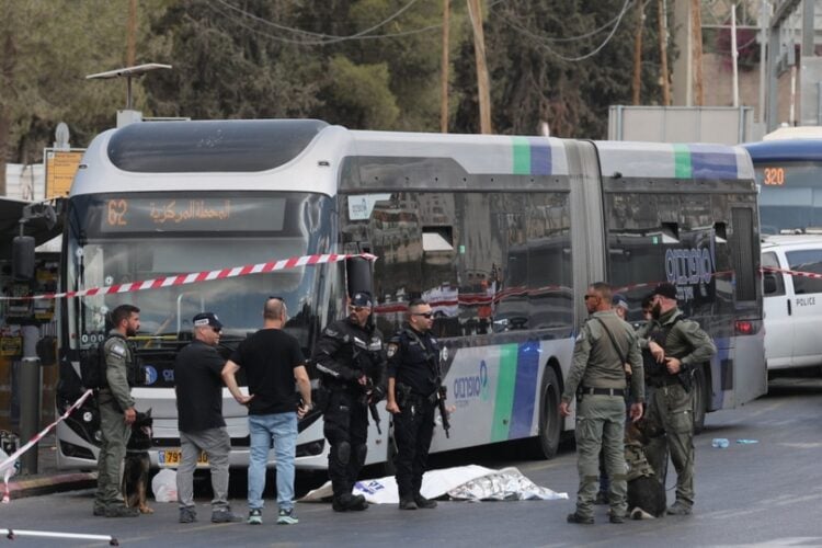 Ισραηλινοί αστυνομικοί στο σημείο της Ιερουσαλήμ όπου μέλη της Χαμάς επιτέθηκαν σκοτώνοντας έξι άτομα (φωτ.: EPA/Abir Sultan)