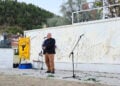 Ο πρόεδρος της Οργάνωσης Ποντίων Ν. Καστοριάς Στάθης Αμαραντίδης με φόντο το Μνημείο Γενοκτονίας Ποντιακού Ελληνισμού (φωτ.: Facebook / Στάθης Μάραντος Αμαραντίδης)