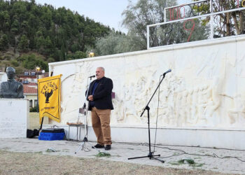 Ο πρόεδρος της Οργάνωσης Ποντίων Ν. Καστοριάς Στάθης Αμαραντίδης με φόντο το Μνημείο Γενοκτονίας Ποντιακού Ελληνισμού (φωτ.: Facebook / Στάθης Μάραντος Αμαραντίδης)