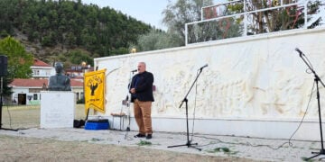 Ο πρόεδρος της Οργάνωσης Ποντίων Ν. Καστοριάς Στάθης Αμαραντίδης με φόντο το Μνημείο Γενοκτονίας Ποντιακού Ελληνισμού (φωτ.: Facebook / Στάθης Μάραντος Αμαραντίδης)