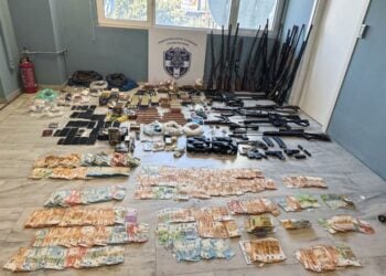 Χρήματα και όπλα που κατασχέθηκαν από την ΕΛΑΣ στο πλαίσιο επιχείρησης εξάρθρωσης εγκληματικής οργάνωσης στην Κρήτη (φωτ.: ΕΛΑΣ)
