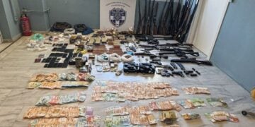 Χρήματα και όπλα που κατασχέθηκαν από την ΕΛΑΣ στο πλαίσιο επιχείρησης εξάρθρωσης εγκληματικής οργάνωσης στην Κρήτη (φωτ.: ΕΛΑΣ)