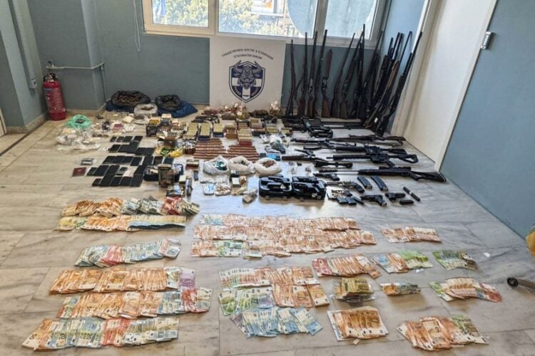 Χρήματα και όπλα που κατασχέθηκαν από την ΕΛΑΣ στο πλαίσιο επιχείρησης εξάρθρωσης εγκληματικής οργάνωσης στην Κρήτη (φωτ.: ΕΛΑΣ)