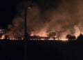 Πυκνός καπνός και φλόγες από τη φωτιά στη Λάρισα (φωτ.: onlarissa.gr)