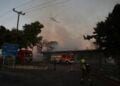Εικόνα από τη φωτιά που εκδηλώθηκε νωρίτερα στον προαύλιο χώρο και μετα στο εργοστάσιο με παλέτες στο Μενιδι (φωτ.: Σωτήρης Δημητρόπουλος / EUROKINISSI)