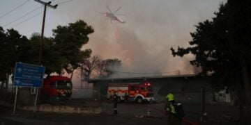 Εικόνα από τη φωτιά που εκδηλώθηκε νωρίτερα στον προαύλιο χώρο και μετα στο εργοστάσιο με παλέτες στο Μενιδι (φωτ.: Σωτήρης Δημητρόπουλος / EUROKINISSI)