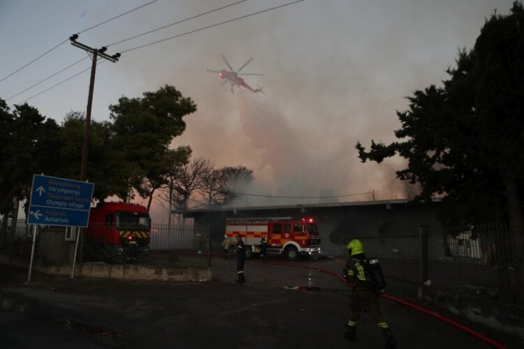 Εικόνα από τη φωτιά που εκδηλώθηκε νωρίτερα στον προαύλιο χώρο και μετα στο εργοστάσιο με παλέτες στο Μενιδι (φωτ.: Σωτήρης Δημητρόπουλος / EUROKINISSI)