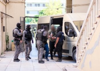 Συλληφθέντες για συμμετοχή σε εγκληματική οργάνωση στην Κρήτη οδηγούνται στον ανακριτή στα δικαστήρια των Χανίων (φωτ.: Eurokinissi)