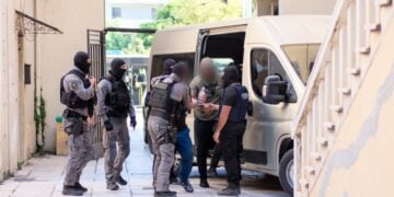 Συλληφθέντες για συμμετοχή σε εγκληματική οργάνωση στην Κρήτη οδηγούνται στον ανακριτή στα δικαστήρια των Χανίων (φωτ.: Eurokinissi)