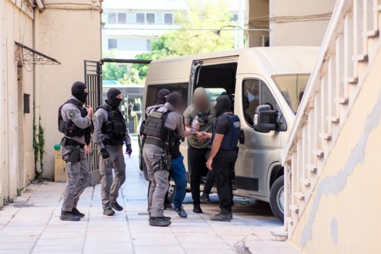 Συλληφθέντες για συμμετοχή σε εγκληματική οργάνωση στην Κρήτη οδηγούνται στον ανακριτή στα δικαστήρια των Χανίων (φωτ.: Eurokinissi)
