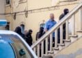 Τα δύο αδέλφια που φέρονται ως αρχηγοί της μαφίας της Κρήτης ανεβαίνουν τα σκαλιά της Εισαγγελίας Χανίων προκειμένου να απολογηθούν στον ανακριτή (φωτ.: Eurokinissi)