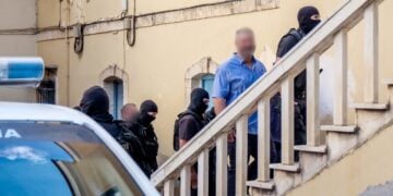 Τα δύο αδέλφια που φέρονται ως αρχηγοί της μαφίας της Κρήτης ανεβαίνουν τα σκαλιά της Εισαγγελίας Χανίων προκειμένου να απολογηθούν στον ανακριτή (φωτ.: Eurokinissi)