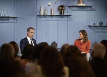Ο πρωθυπουργός Κυριάκος Μητσοτάκης συμμετέχει σε συζήτηση με την αρχισυντάκτρια της «Wall Street Journal», Emma Tucker, στο περιθώριο των εργασιών της Εβδομάδας Υψηλού Επιπέδου της 80ής Γενικής Συνέλευσης των Ηνωμένων Εθνών, στη Νέα Υόρκη, την Τετάρτη 24 Σεπτεμβρίου 2025. (Φωτ.: Γραφείο Τύπου πρωθυπουργού/Δημήτρης Παπαμήτσος)