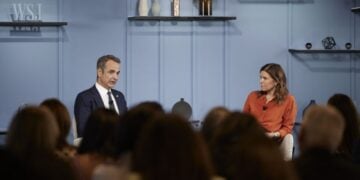 Ο πρωθυπουργός Κυριάκος Μητσοτάκης συμμετέχει σε συζήτηση με την αρχισυντάκτρια της «Wall Street Journal», Emma Tucker, στο περιθώριο των εργασιών της Εβδομάδας Υψηλού Επιπέδου της 80ής Γενικής Συνέλευσης των Ηνωμένων Εθνών, στη Νέα Υόρκη, την Τετάρτη 24 Σεπτεμβρίου 2025. (Φωτ.: Γραφείο Τύπου πρωθυπουργού/Δημήτρης Παπαμήτσος)