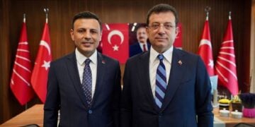Ο καθαιρεθείς επικεφαλής του CHP Κωνσταντινούπολης Οζγκιούρ Τσελίκ σε παλαιότερη φωτογραφία του με τον Εκρέμ Ιμάμογλου (φωτ.: x.com/EkremSecim2028)