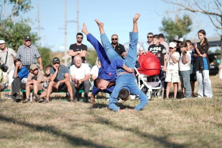 Αγώνας γεμάτος ένταση και ο φετινός στο χωριό Κρεμενιόβκα (πηγή: t.me/grekipriazovia)