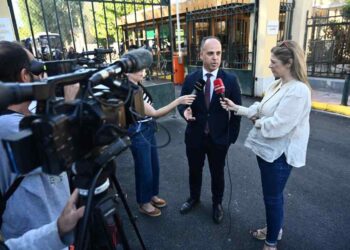 Ο Ζαχαρίας Κεσσές, συνήγορος υποστήριξης της κατηγορίας στη δίκη ενώπιον του Β' Μονομελούς Πλημμελειοδικείου της Αθήνας, για την υπόθεση των υποκλοπών μέσω του κακόβουλου λογισμικού Predator, μιλάει στους δημοσιογράφους (φωτ.: Κώστας Τζούμας/ EUROKINISSI)
