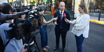 Ο Ζαχαρίας Κεσσές, συνήγορος υποστήριξης της κατηγορίας στη δίκη ενώπιον του Β' Μονομελούς Πλημμελειοδικείου της Αθήνας, για την υπόθεση των υποκλοπών μέσω του κακόβουλου λογισμικού Predator, μιλάει στους δημοσιογράφους (φωτ.: Κώστας Τζούμας/ EUROKINISSI)
