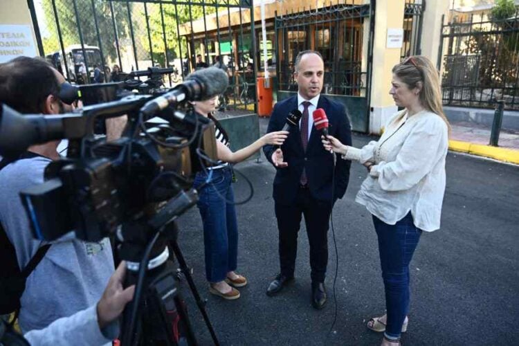 Ο Ζαχαρίας Κεσσές, συνήγορος υποστήριξης της κατηγορίας στη δίκη ενώπιον του Β' Μονομελούς Πλημμελειοδικείου της Αθήνας, για την υπόθεση των υποκλοπών μέσω του κακόβουλου λογισμικού Predator, μιλάει στους δημοσιογράφους (φωτ.: Κώστας Τζούμας/ EUROKINISSI)
