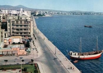 Ο θερινός κινηματογράφος «Ζέφυρος» λειτούργησε αρχικά στην πλατεία Αριστοτέλους, από το 1945 έως το 1961 και πλησίον των υπαίθριων γηπέδων της ΧΑΝΘ από το 1964 έως το 1983 (φωτ.: thessalonikicinemas.gr)