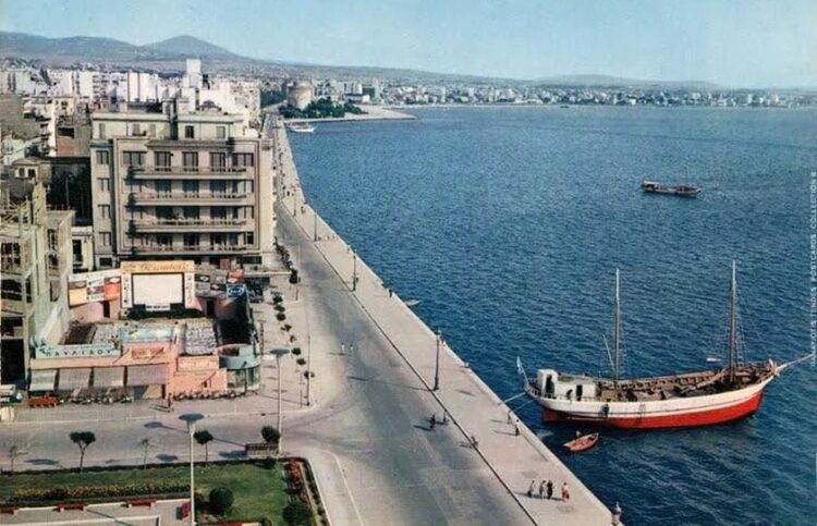 Ο θερινός κινηματογράφος «Ζέφυρος» λειτούργησε αρχικά στην πλατεία Αριστοτέλους, από το 1945 έως το 1961 και πλησίον των υπαίθριων γηπέδων της ΧΑΝΘ από το 1964 έως το 1983 (φωτ.: thessalonikicinemas.gr)