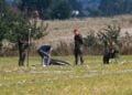 Πολωνοί αξιωματούχοι συγκεντρώνουν τα υπολείμματα ενός ρωσικού drone το οποίο είχε καταπέσει σε ανατολική περιοχή της χώρας το προηγούμενο διάστημα, στην πρώτη από τις παραβιάσεις εναέριων χώρων ξένων χωρών (φωτ.: EPA/Wojtek Jargilo)