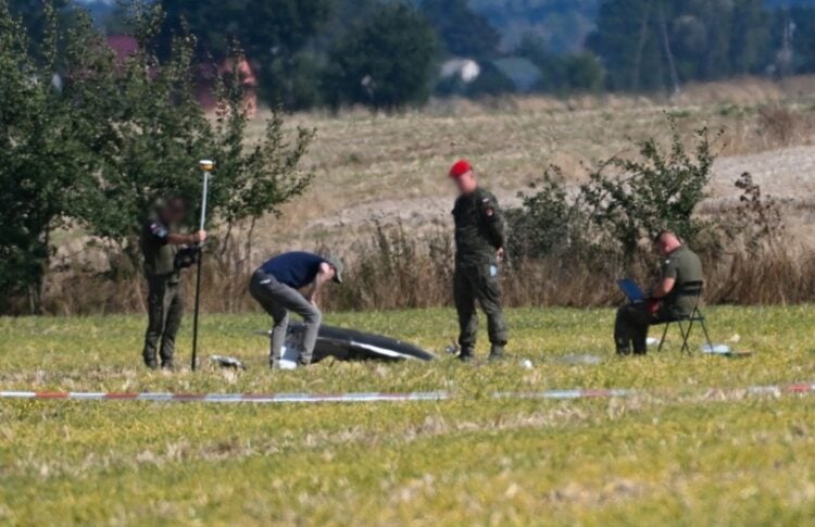 Πολωνοί αξιωματούχοι συγκεντρώνουν τα υπολείμματα ενός ρωσικού drone το οποίο είχε καταπέσει σε ανατολική περιοχή της χώρας το προηγούμενο διάστημα, στην πρώτη από τις παραβιάσεις εναέριων χώρων ξένων χωρών (φωτ.: EPA/Wojtek Jargilo)