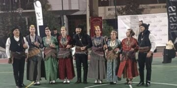 Μέλη του Συλλόγου Ποντίων Νέας Φιλαδέλφειας «Δημήτριος Υψηλάντης» στην εκδήλωση «Η γειτονιά χορεύει» (φωτ.: facebook)
