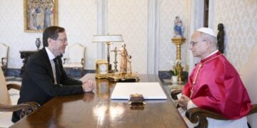 Συνάντηση του πάπα Λέοντος ΙΔ' με τον πρόεδρο του Ισραήλ Ισαάκ Χέρτσογκ (φωτ.: EPA/Vatican Media)